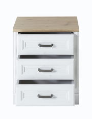 Weißer Rollcontainer der Serie JUDITH mit drei Schubladen, teilweise geöffnet, und einer Holzoberfläche, Frontalansicht.