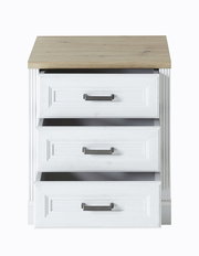 Weißer Rollcontainer der Serie JUDITH mit drei Schubladen, teilweise geöffnet, und einer Holzoberfläche, Frontalansicht.