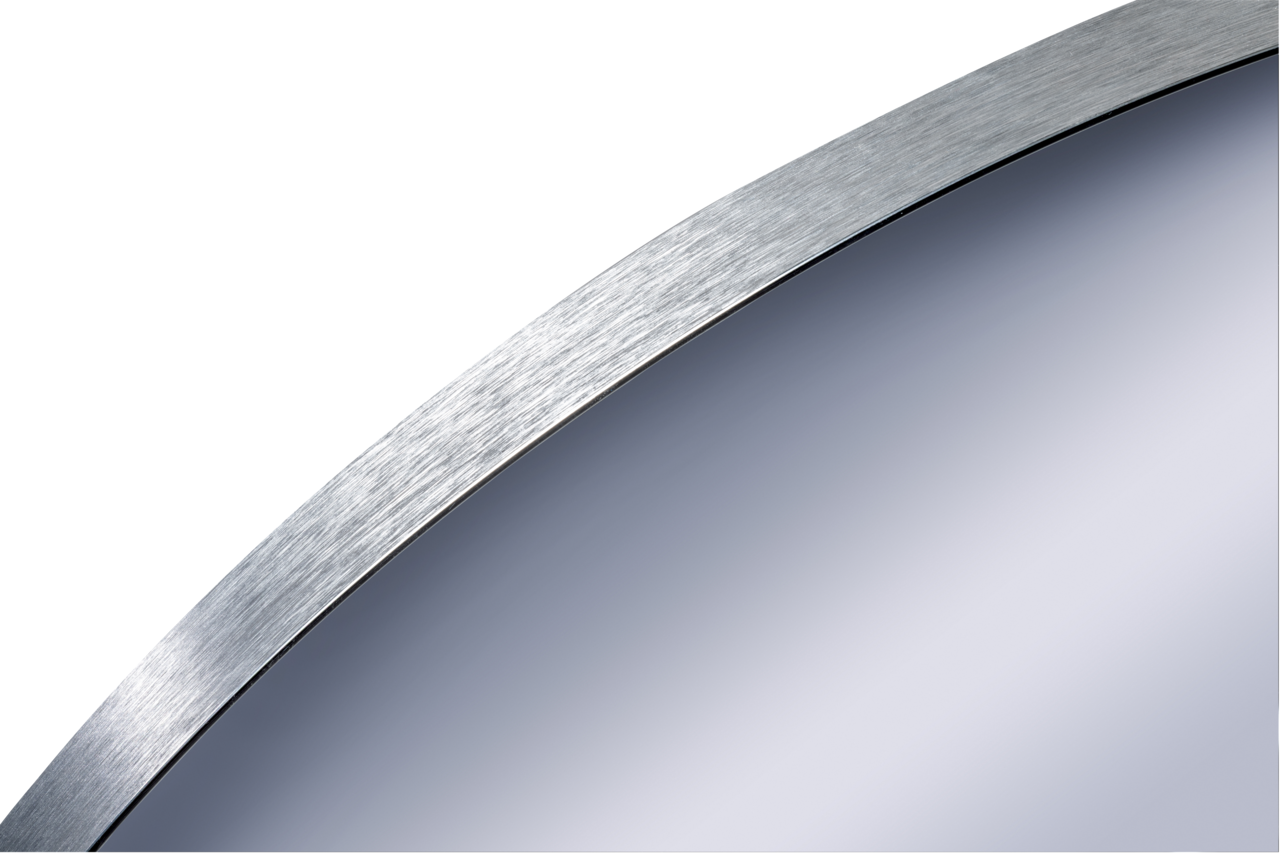 Nahaufnahme eines runden Spiegels mit silbernem Rahmen, perspektivisch von der Seite aufgenommen.