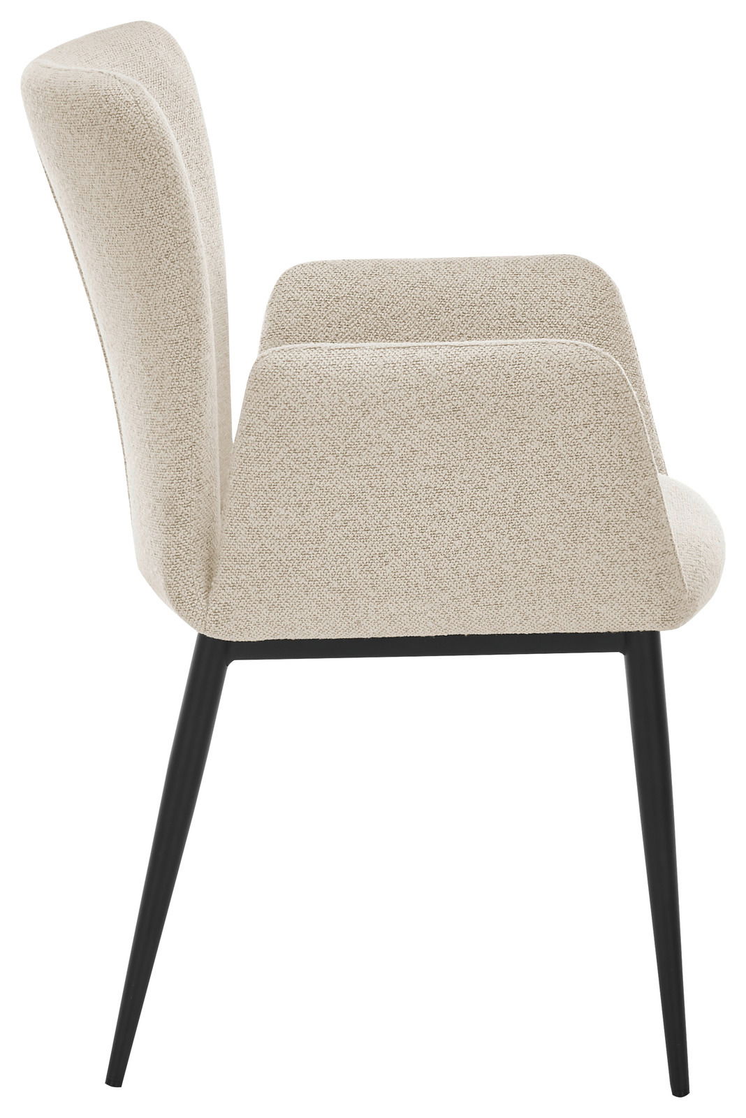 Seitenansicht eines modernen Armlehnstuhls mit hellbeigem Stoffbezug und schwarzen Beinen.