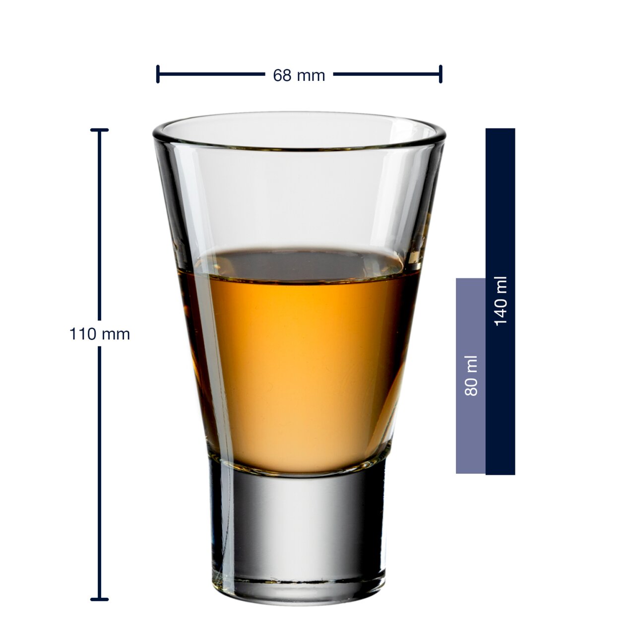 Ein transparenter Avernabecher Gilli aus Glas, frontal fotografiert, mit einer Höhe von 110 mm und einem Durchmesser von 68 mm, teilweise gefüllt mit einer bernsteinfarbenen Flüssigkeit.