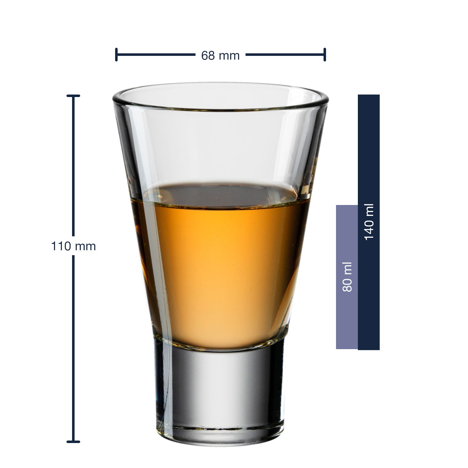 Ein transparenter Avernabecher Gilli aus Glas, frontal fotografiert, mit einer Höhe von 110 mm und einem Durchmesser von 68 mm, teilweise gefüllt mit einer bernsteinfarbenen Flüssigkeit.