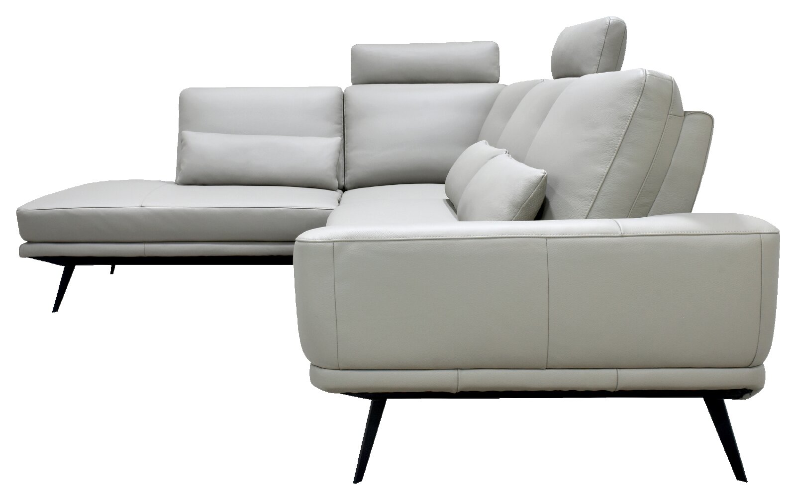 Moderne lichtgrijze hoekbank met chaise longue, verstelbare hoofdsteunen, sierkussens en zwarte metalen poten, schuin van voren en vanaf de rechterzijde bekeken