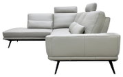 Moderne lichtgrijze hoekbank met chaise longue, verstelbare hoofdsteunen, sierkussens en zwarte metalen poten, schuin van voren en vanaf de rechterzijde bekeken