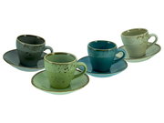 Vier gesprenkelte Keramik-Espressotassen mit Untertassen in Grün-, Blau-, Grau- und Creme-Tönen, freigestellt auf weißem Hintergrund, in schräger Frontansicht (leicht von oben).
