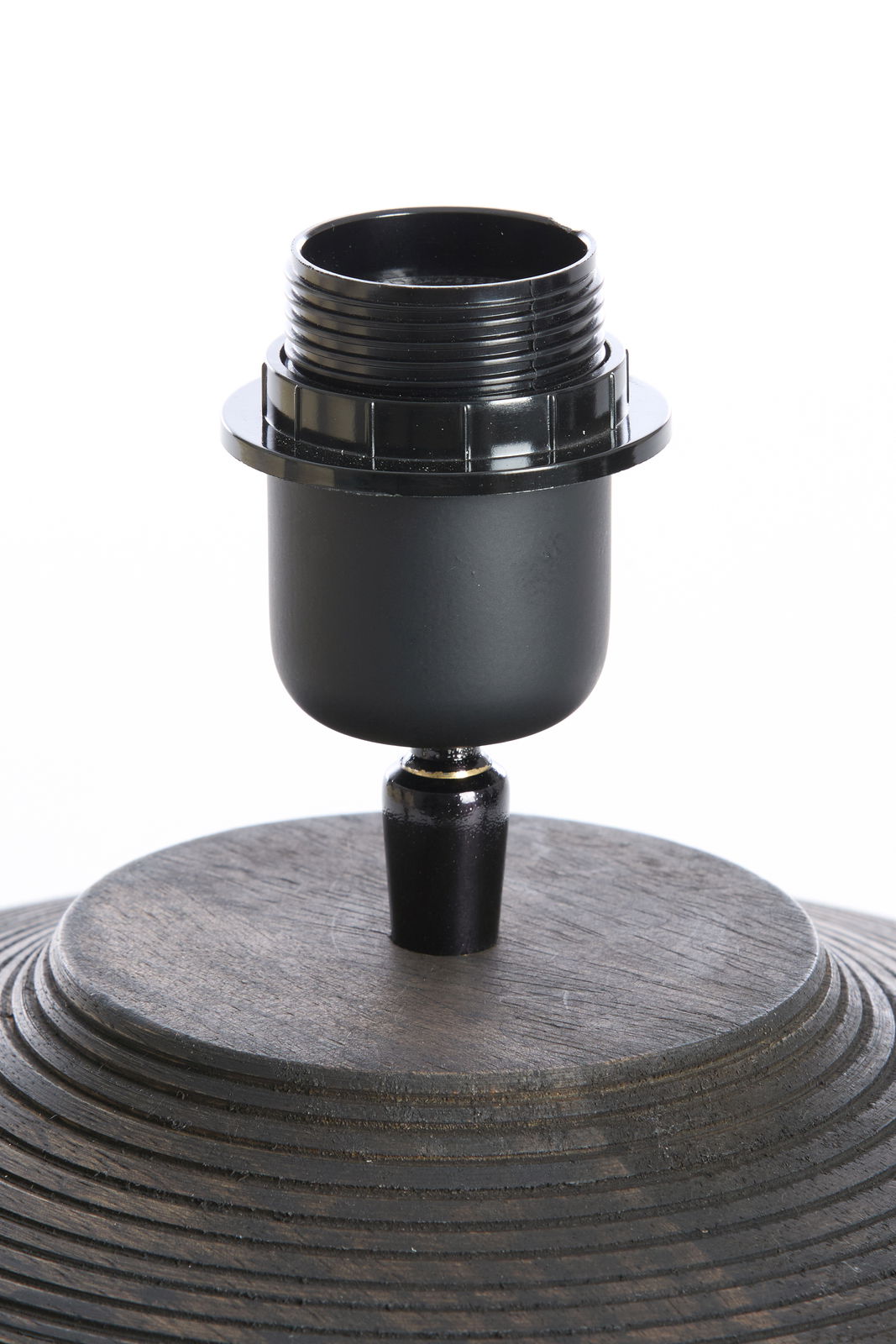 Nahaufnahme eines Lampenfußes aus Holz mit schwarzer Fassung, seitliche Perspektive.