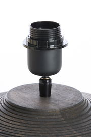 Nahaufnahme eines Lampenfußes aus Holz mit schwarzer Fassung, seitliche Perspektive.