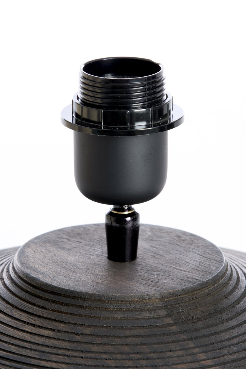 Nahaufnahme eines Lampenfußes aus Holz mit schwarzer Fassung, seitliche Perspektive.