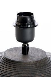 Nahaufnahme eines Lampenfußes aus Holz mit schwarzer Fassung, seitliche Perspektive.