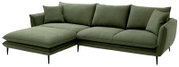 Olivgrünes Ecksofa mit linksseitiger Ottomane, gepolsterten Armlehnen, mehreren Rückenkissen und schwarzen Metallfüßen, freigestellt auf weißem Hintergrund, Ansicht schräg von vorn.