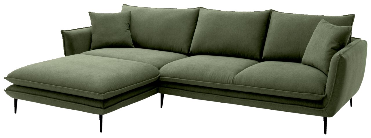 Olivgrünes Ecksofa mit linksseitiger Ottomane, gepolsterten Armlehnen, mehreren Rückenkissen und schwarzen Metallfüßen, freigestellt auf weißem Hintergrund, Ansicht schräg von vorn.