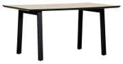 Moderne eettafel met een lichtgekleurd houten blad en zwarte metalen poten, zijaanzicht
