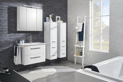 Moderner Spiegelschrank 80 cm in einem stilvollen Badezimmer, frontal betrachtet.