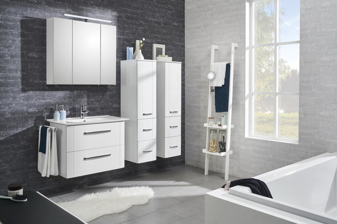Moderner Spiegelschrank 80 cm in einem stilvollen Badezimmer, frontal betrachtet.