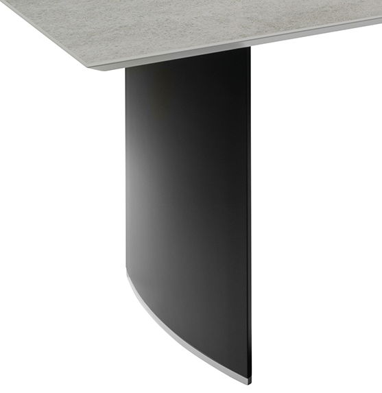 Bacher Esstisch MIRADO Detailansicht eines Esstisches mit schwarzem, gebogenem Tischbein und heller Tischplatte.