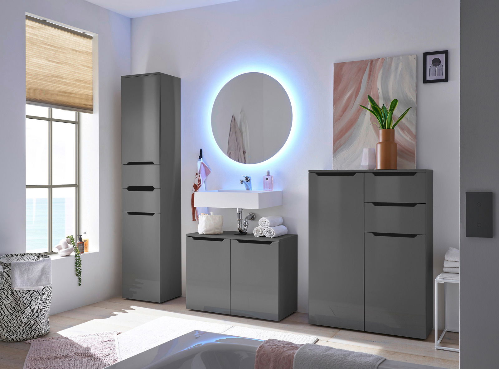 Modernes graues Highboard in einem stilvollen Badezimmer, frontal betrachtet.