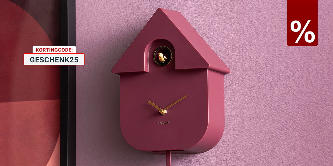 Moderne bordeauxrode koekoeksklok met gouden wijzers tegen een roze achtergrond, met daarnaast de kortingscode GESCHENK25 voor cadeaus.