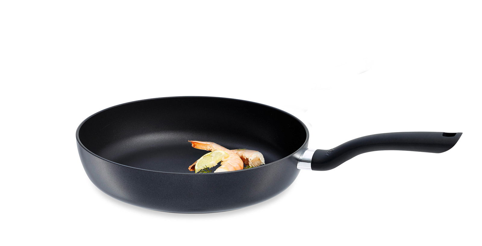 Schwarze Pfanne CENIT mit Griff, von der Seite fotografiert, mit Garnelen und Limettenscheibe im Inneren.