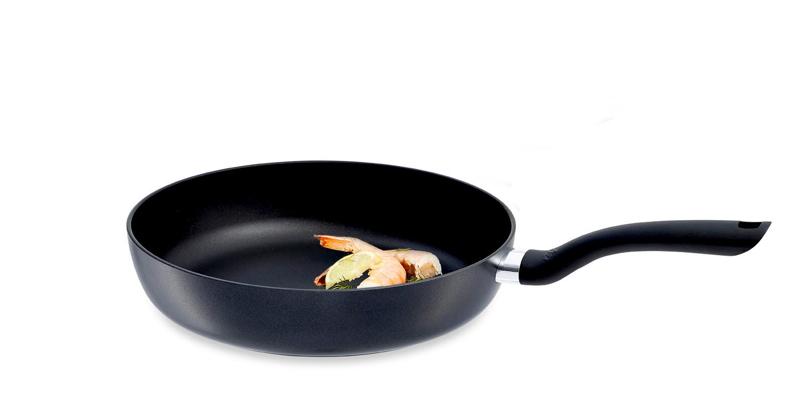 Schwarze Pfanne CENIT mit Griff, von der Seite fotografiert, mit Garnelen und Limettenscheibe im Inneren.