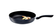 Schwarze Pfanne CENIT mit Griff, von der Seite fotografiert, mit Garnelen und Limettenscheibe im Inneren.