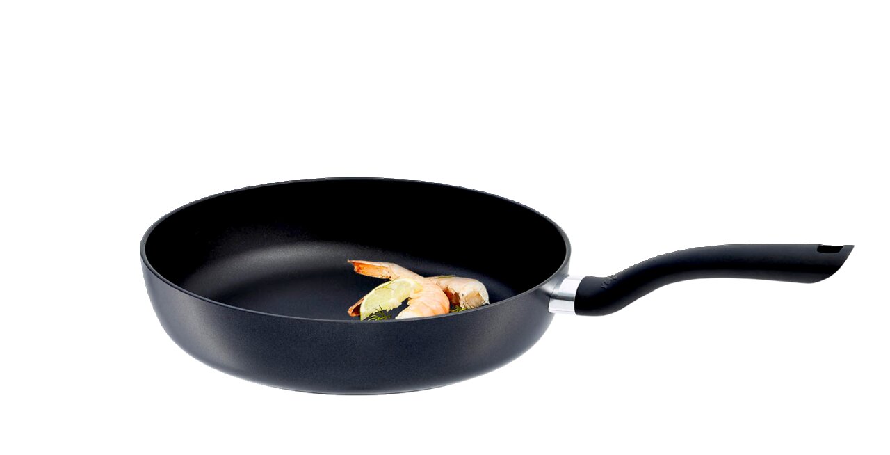 Fissler Pfanne 24cm CENIT Schwarze Pfanne CENIT mit Griff, von der Seite fotografiert, mit Garnelen und Limettenscheibe im Inneren.