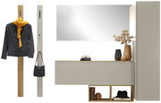 Garderoben-Set 6-tlg. in moderner Perspektive, bestehend aus einem großen Spiegel, einer Kommode mit Dekoration und zwei Garderobenständern mit Kleidung und Tasche.