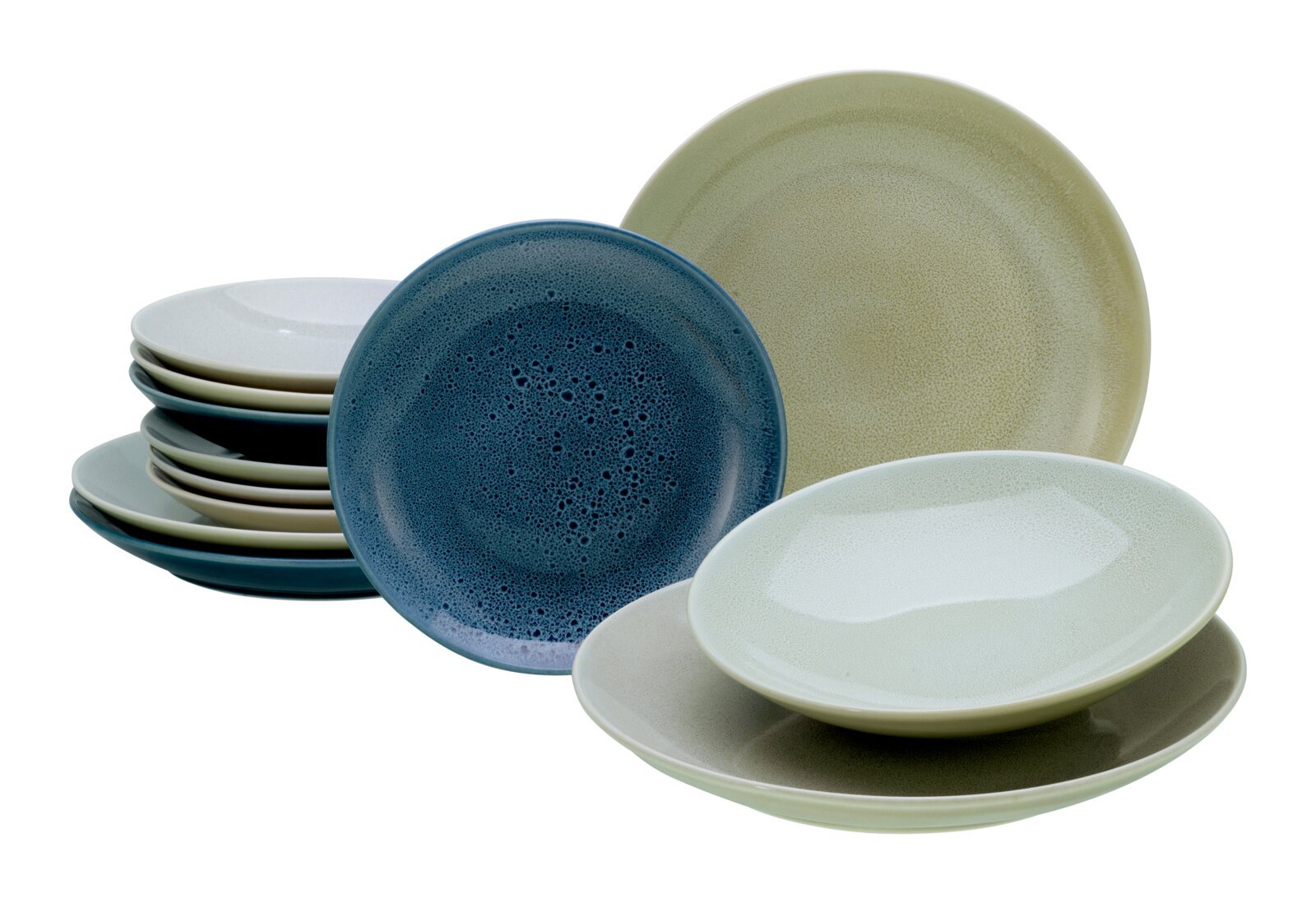 Keramik-Geschirrset mit mehreren Tellern und Schalen in Blau, Grau und Beige mit gesprenkelter Glasur, frontal in leicht schräger Perspektive auf weißem Hintergrund