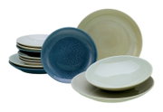 Keramik-Geschirrset mit mehreren Tellern und Schalen in Blau, Grau und Beige mit gesprenkelter Glasur, frontal in leicht schräger Perspektive auf weißem Hintergrund