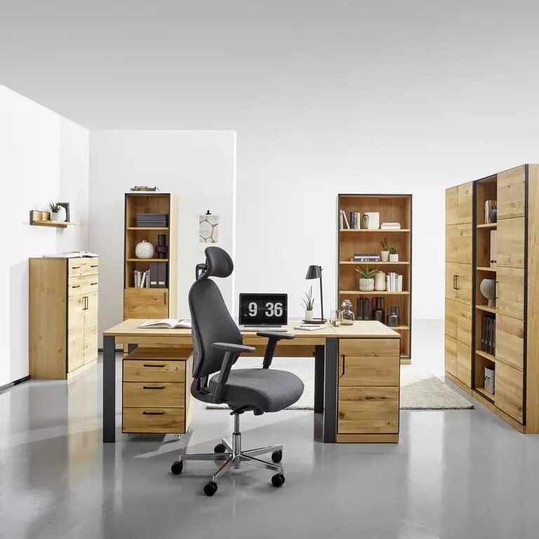 Moderne Büromöbel in Holzoptik, bestehend aus Schreibtisch, Regalen und Schränken, mit einem ergonomischen Bürostuhl im Vordergrund. Perspektive: Frontalansicht.