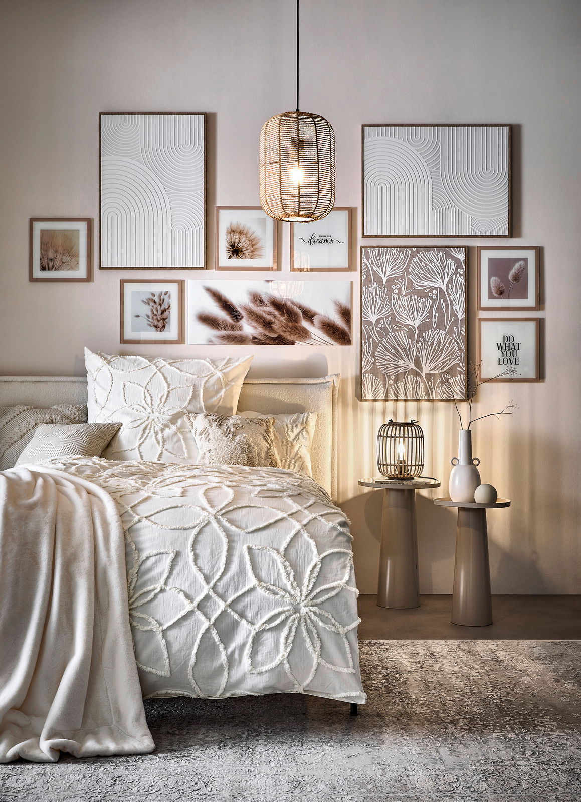 Gemütliches Schlafzimmer mit stilvoller Dekoration, weicher Felldecke und eleganter Bettwäsche in neutralen Tönen, aus der Perspektive von vorne.