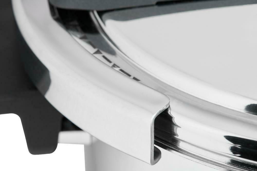 Nahaufnahme eines Schnellkochtopfdeckels aus Edelstahl mit Fokus auf den Rand und Verschlussmechanismus.