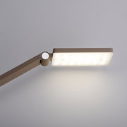 LED-Tischleuchte in seitlicher Perspektive mit leuchtendem rechteckigem Lampenkopf