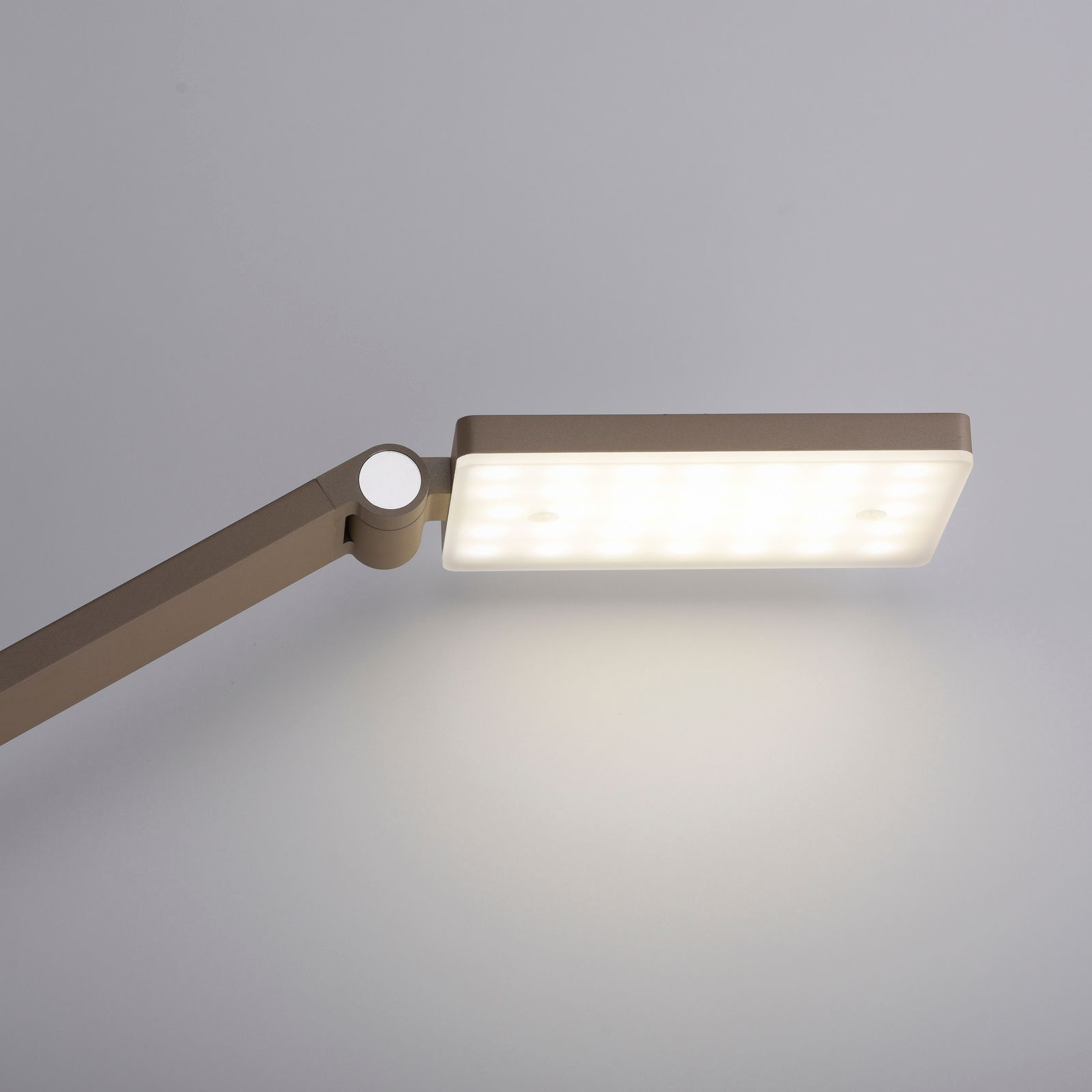 LED-Tischleuchte in seitlicher Perspektive mit leuchtendem rechteckigem Lampenkopf