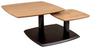 Moderner Couchtisch mit zwei versetzten Holzplatten und schwarzem Sockel, seitliche Perspektive