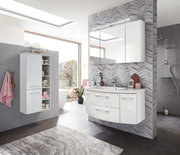 Moderner Midischrank in einem stilvollen Badezimmer, seitliche Perspektive