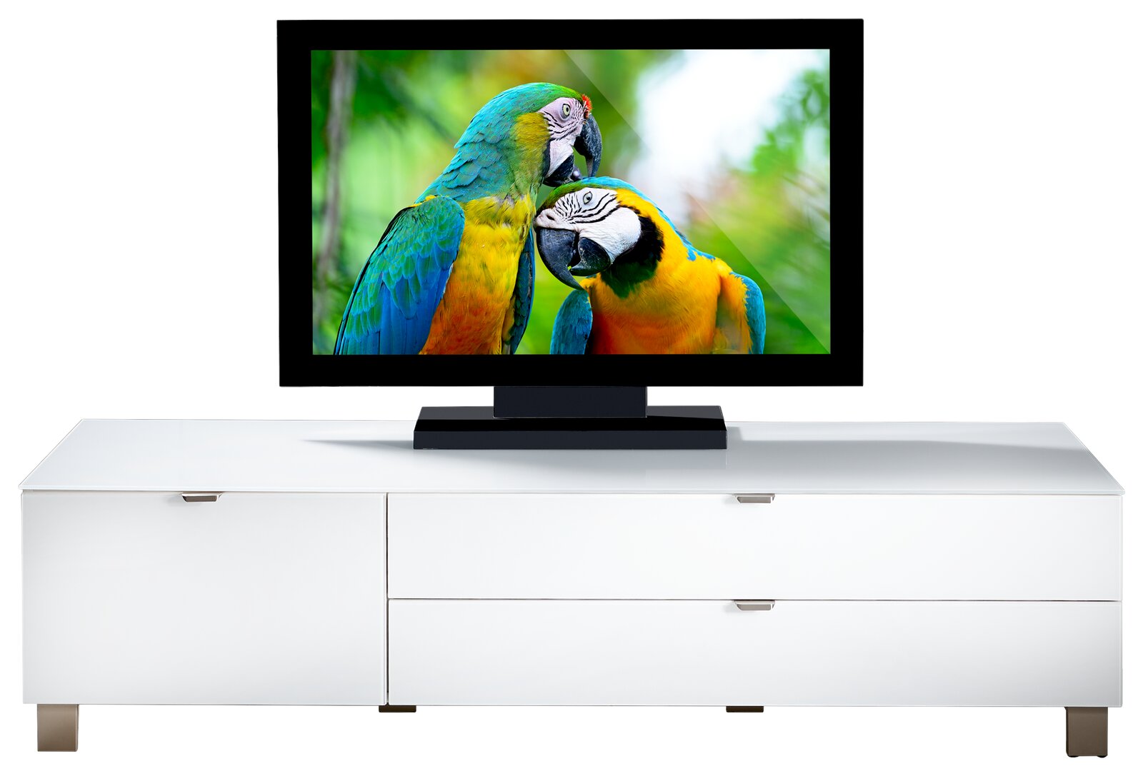 Weißes TV-Lowboard mit drei Schubladen und einem Flachbildfernseher darauf, frontal betrachtet.