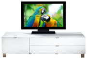 Weißes TV-Lowboard mit drei Schubladen und einem Flachbildfernseher darauf, frontal betrachtet.