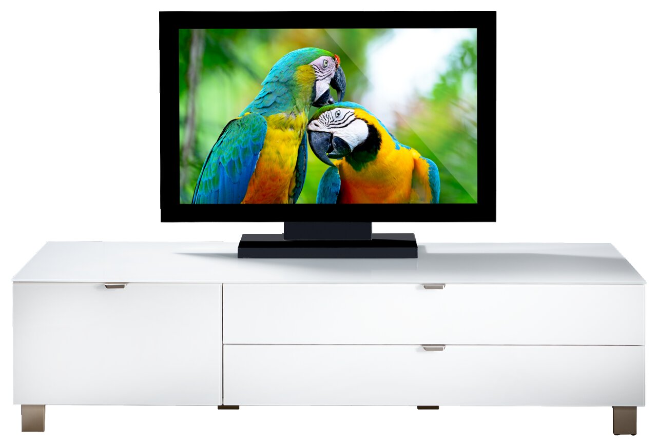 Weißes TV-Lowboard mit drei Schubladen und einem Flachbildfernseher darauf, frontal betrachtet.
