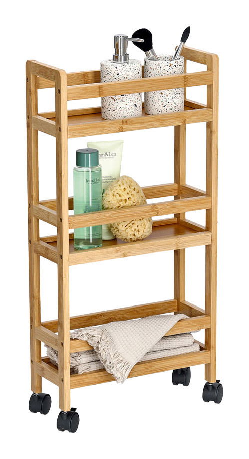 Schmaler Nischen-Rollwagen aus Holz mit vier Ebenen, gefüllt mit Badezimmerartikeln, auf Rollen, seitliche Perspektive.