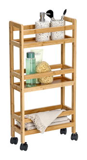 Schmaler Nischen-Rollwagen aus Holz mit vier Ebenen, gefüllt mit Badezimmerartikeln, auf Rollen, seitliche Perspektive.