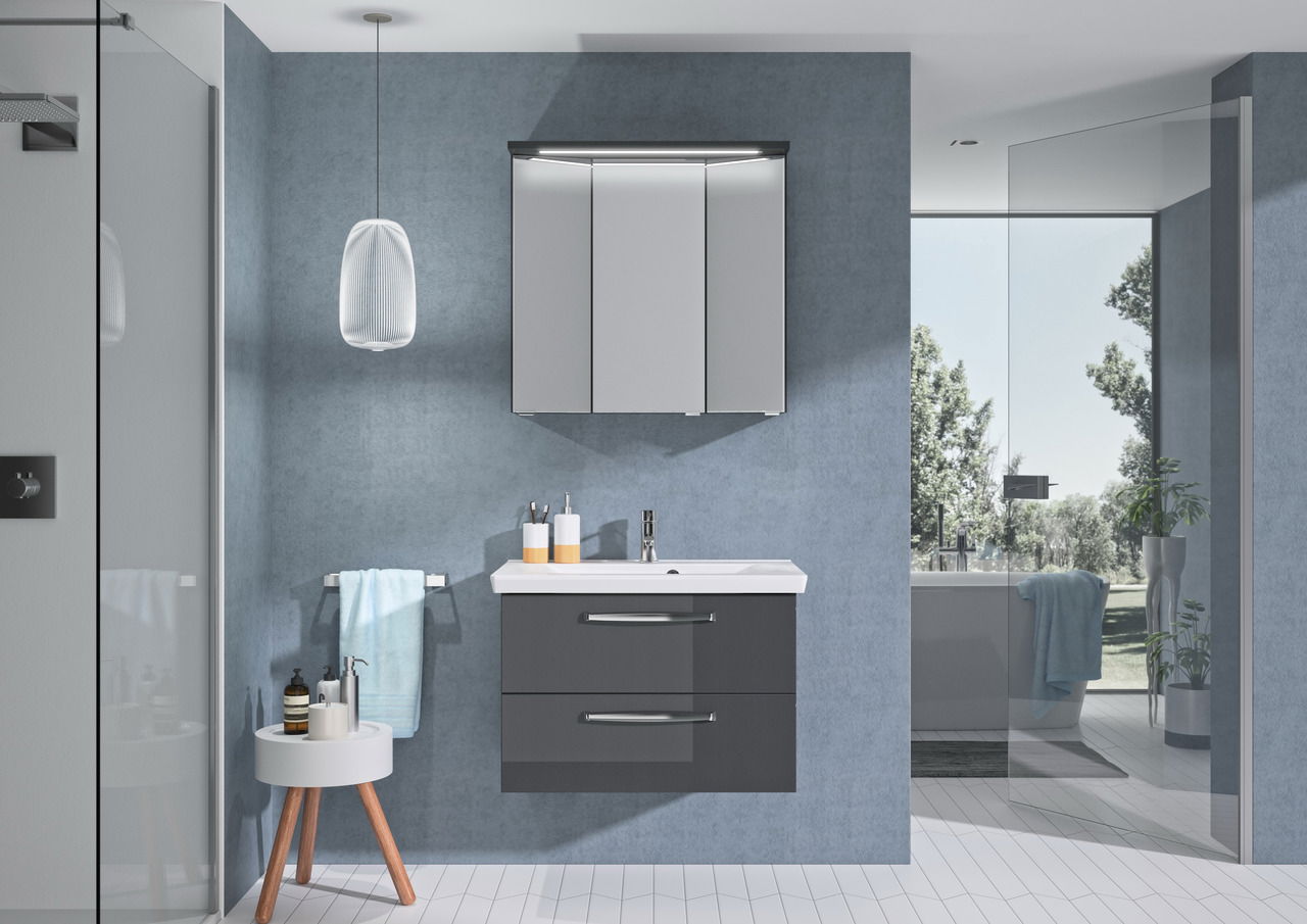Moderner Badblock in einem stilvollen Badezimmer mit blauen Wänden, bestehend aus einem Hängeschrank mit Spiegel und einem Waschbeckenunterschrank mit zwei Schubladen, frontal betrachtet.