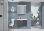 Modern badkamermeubel in een stijlvolle badkamer met blauwe muren, bestaande uit een hangkast met spiegel en een wastafelonderkast met twee lades, gezien vanaf de voorkant.