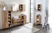 Moderner Badezimmer-Hängeschrank aus Holz in einem stilvoll eingerichteten Raum, seitliche Perspektive.