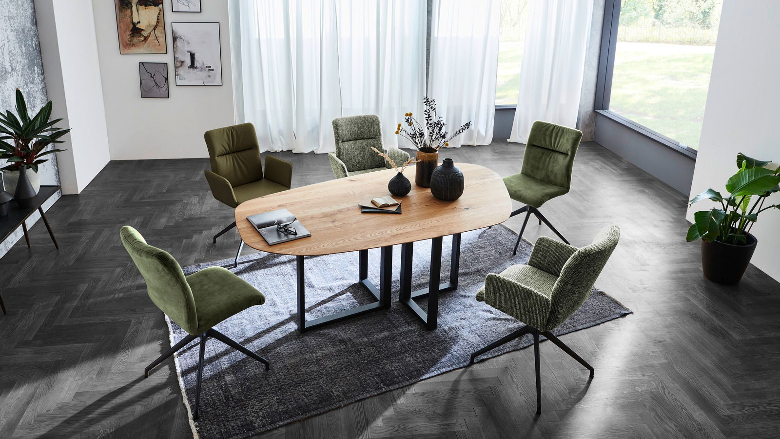 Moderner Esstisch DANA von Dieter Knoll in einem eleganten Esszimmer, umgeben von grünen Stühlen, aus der Vogelperspektive.