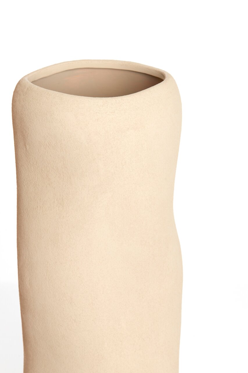 Nahaufnahme einer schlichten, cremefarbenen Vase mit glatter Oberfläche, seitliche Perspektive