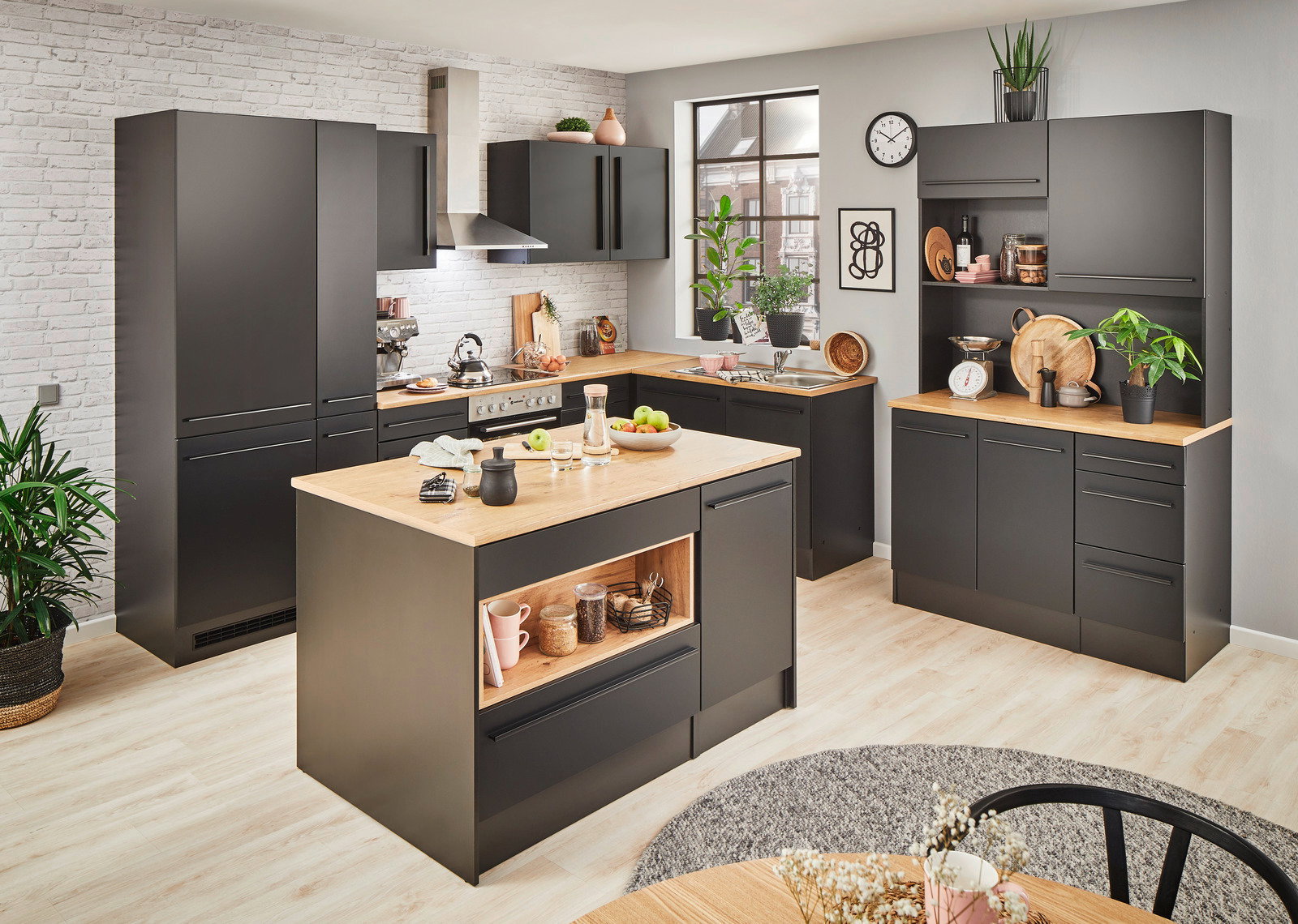 Yourkitchen Apothekerschrank JAZZ Moderne Küche mit schwarzem Apothekerschrank und Holzarbeitsplatten, Blick von schräg oben