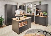 Moderne Küche mit schwarzem Apothekerschrank und Holzarbeitsplatten, Blick von schräg oben