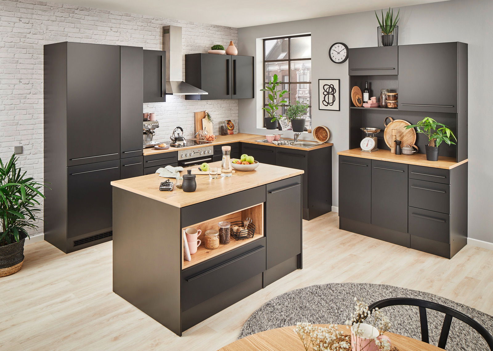 Moderne Küche mit schwarzem Apothekerschrank und Holzarbeitsplatten, Blick von schräg oben