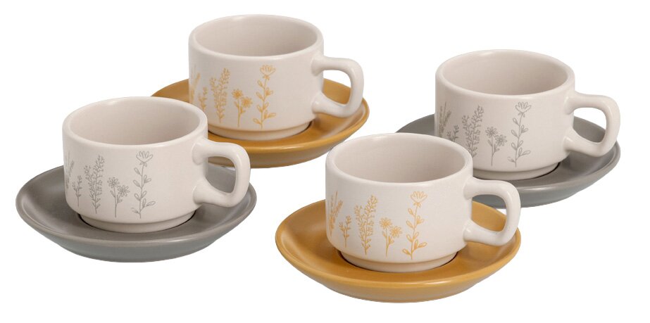 Espresso-Set mit vier Tassen und Untertassen in verschiedenen Farben, mit floralen Mustern, aus seitlicher Perspektive fotografiert.