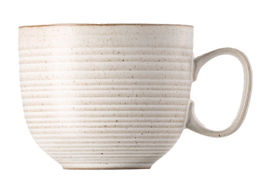 Seitliche Ansicht einer sandfarbenen Cappuccino-Obertasse mit geriffelter Oberfläche und Henkel.
